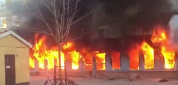 Vidéo : un incendie détruit une mosquée en Suède