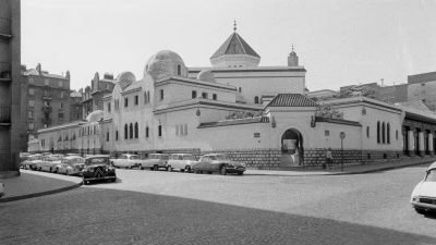 La Grande Mosquée de Paris, rue Georges Desplas, dans le Ve arrondissement de Paris, en 1964.