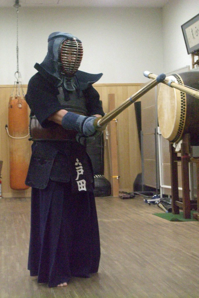 Pratique des arts martiaux dans un dojo sur tatamis